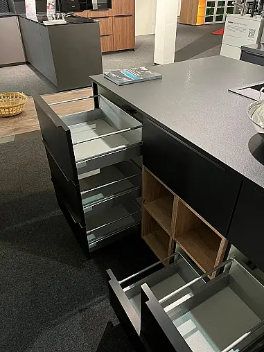 Nobilia - Stilvolle Ausstellungsküche Frontfarbe schwarz matt - Siemens Geräte
