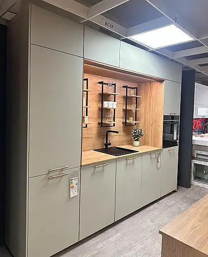 Inselküche in Lack Jade Premium Matt und Stone Oak Nachbildung