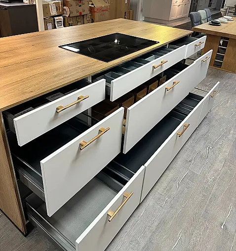 Inselküche in Lack Jade Premium Matt und Stone Oak Nachbildung