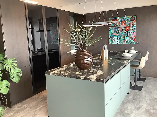 moderne, grifflose Küche mit großer Insel
