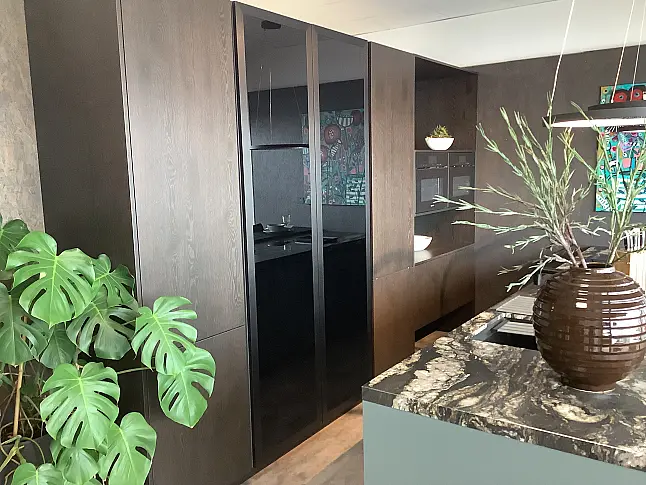 moderne, grifflose Küche mit großer Insel