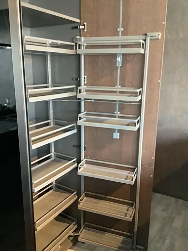 moderne, grifflose Küche mit großer Insel