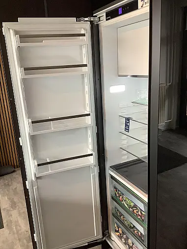 moderne, grifflose Küche mit großer Insel