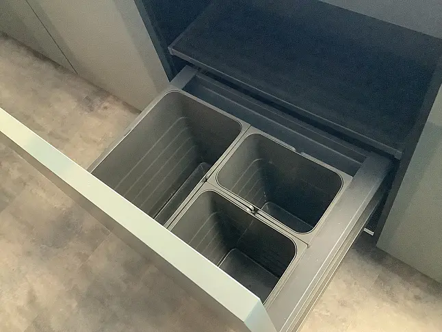 moderne, grifflose Küche mit großer Insel