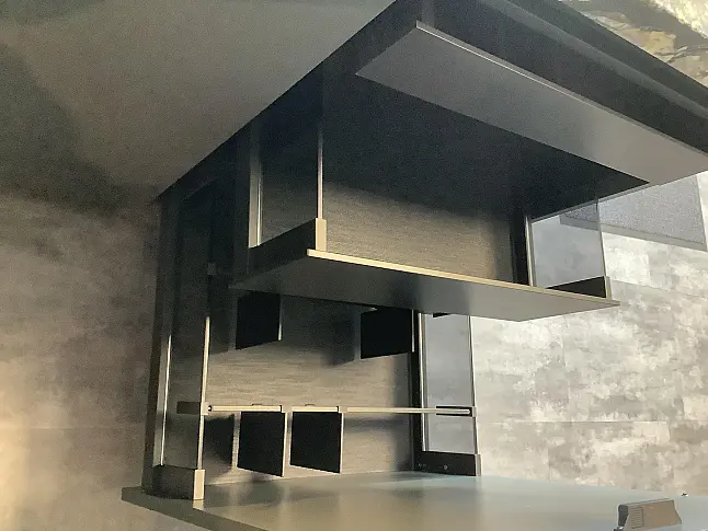 moderne, grifflose Küche mit großer Insel