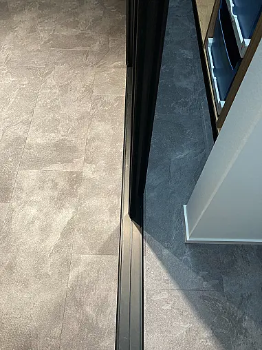 Exklusives Badezimmer mit Doppel-Waschtisch und großem LED-Spiegel - Schiebetürenschrank - Keramik-Platte