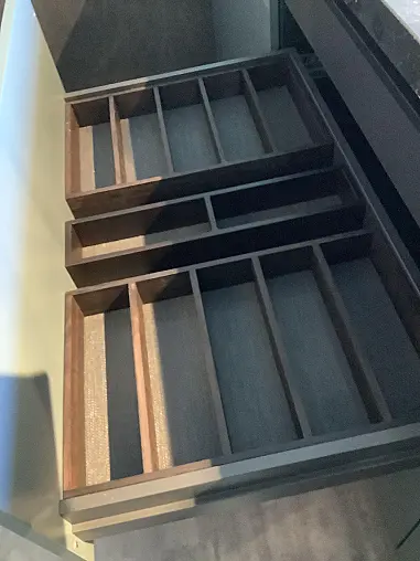 moderne, grifflose Küche mit großer Insel
