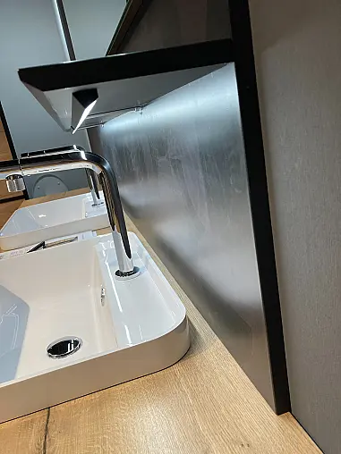 Exklusives Badezimmer mit Doppel-Waschtisch und großem LED-Spiegel - Schiebetürenschrank - Keramik-Platte