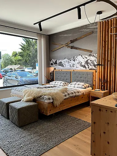 Zirbenbett mit Nachtkonsolen und Ladenkommode