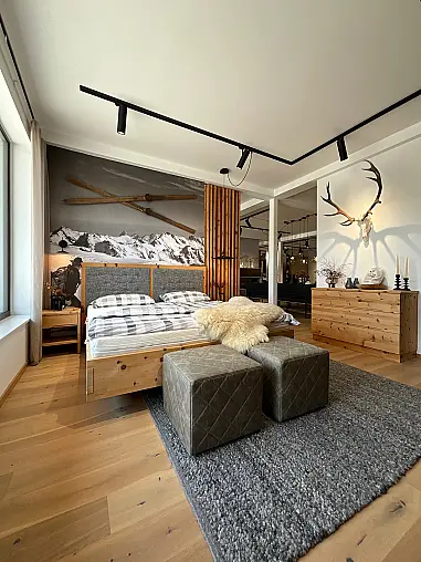 Zirbenbett mit Nachtkonsolen und Ladenkommode