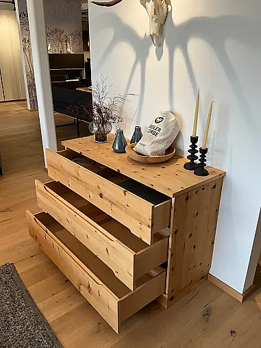 Zirbenbett mit Nachtkonsolen und Ladenkommode