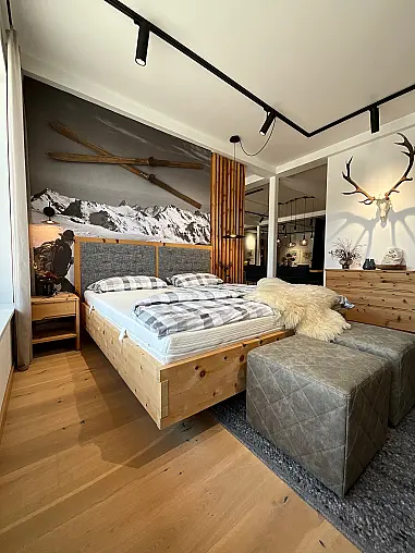 Zirbenbett mit Nachtkonsolen und Ladenkommode