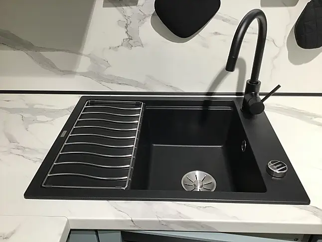 wunderschöne, helle L-Küche mit Geräten und viel Stauraum, Fronten in Aqua matt mit dunklen Griffleisten und Relingsystem
