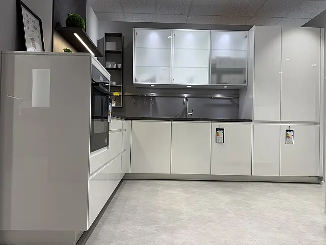 Moderne Grifflosküche in Weis Hochglanz