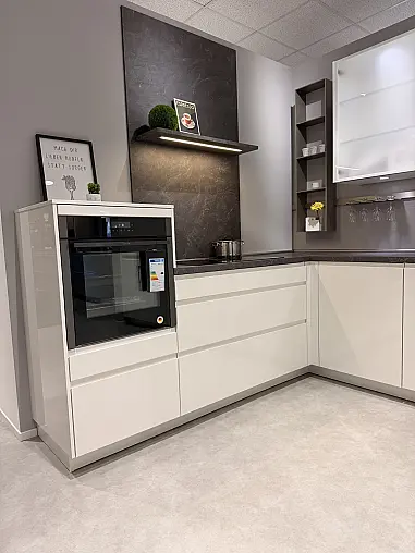 Moderne Grifflosküche in Weis Hochglanz