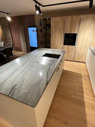 grifflose Küche mit Top-Ausstattung und Glasvitrine