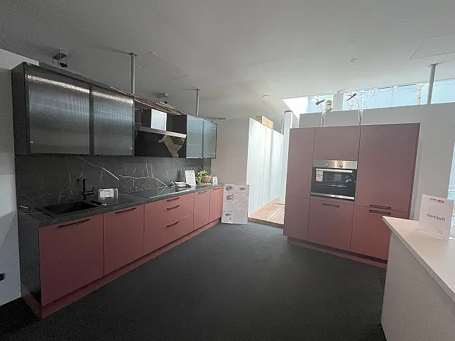 Zwei Küchenzeilen SCALA Amarant HK1254
