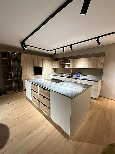 grifflose Küche mit Top-Ausstattung und Glasvitrine