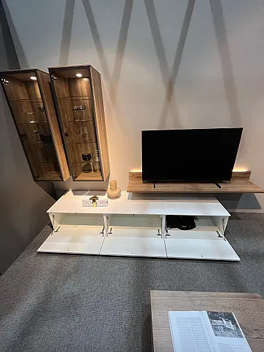 Exklusive Wohnwand / Medienboard - Lack Alpinweiß / Eiche Havanna - LED-Beleuchtungen - Couchtisch - Messestück - sofort verfügbar!