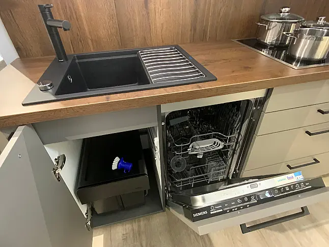 Moderne  offene L-Küche mit Sitzbereich ohne Berbel Kopffreihaube