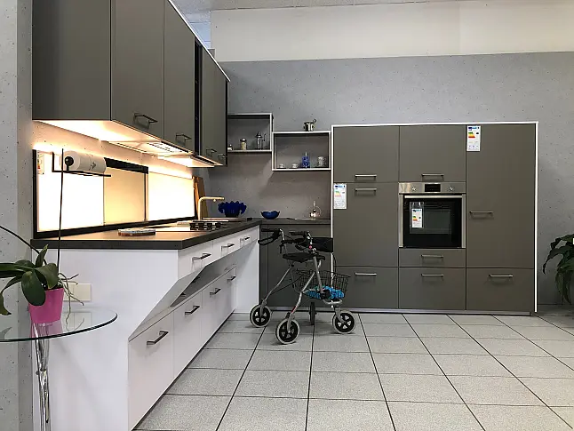 Umstandsgerechte und ergonomische Küche mit viel Licht