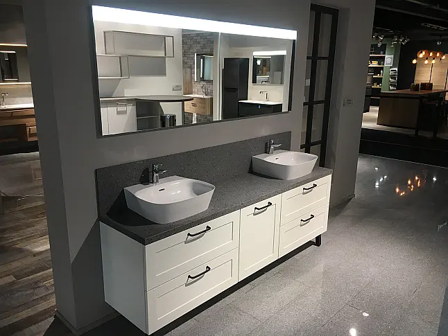 Exklusives Badezimmer - Lack Weiß matt - 2 Waschtische - Quarzsteinplatte - 2 LED-Spiegel - sofort verfügbar