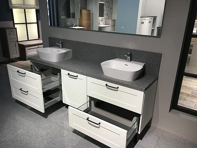 Exklusives Badezimmer - Lack Weiß matt - 2 Waschtische - Quarzsteinplatte - 2 LED-Spiegel - sofort verfügbar