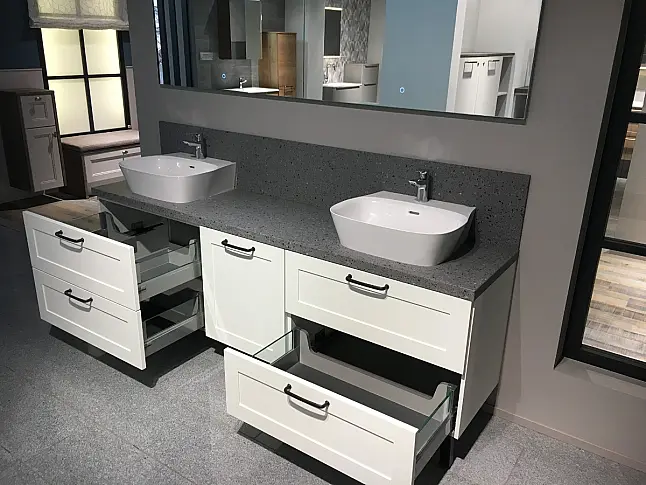 Exklusives Badezimmer - Lack Weiß matt - 2 Waschtische - Quarzsteinplatte - 2 LED-Spiegel - sofort verfügbar