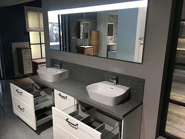 Exklusives Badezimmer - Lack Weiß matt - 2 Waschtische - Quarzsteinplatte - 2 LED-Spiegel - sofort verfügbar