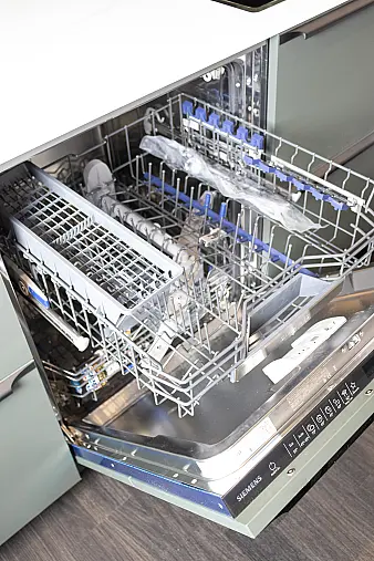 Moderne Küche in mineralgrün