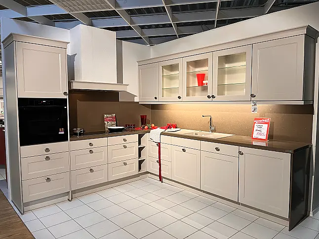 Moderne L-Küche mit Silestone Plattenanlage und Rückwänden