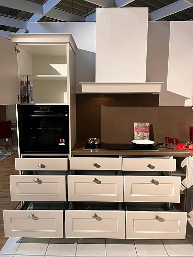 Moderne L-Küche mit Silestone Plattenanlage und Rückwänden