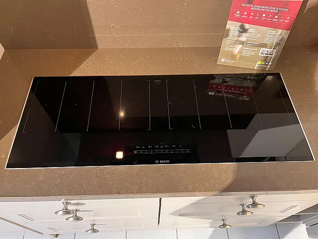 Moderne L-Küche mit Silestone Plattenanlage und Rückwänden