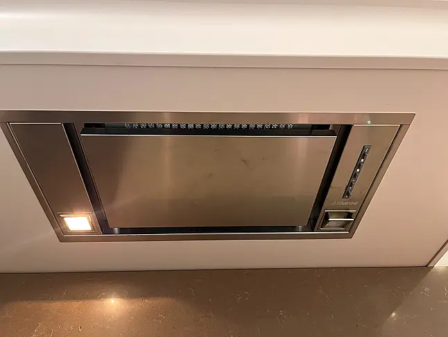 Moderne L-Küche mit Silestone Plattenanlage und Rückwänden