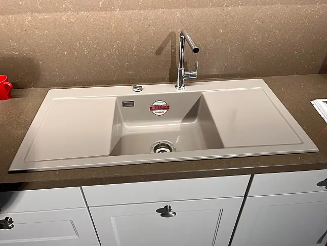 Moderne L-Küche mit Silestone Plattenanlage und Rückwänden