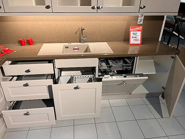 Moderne L-Küche mit Silestone Plattenanlage und Rückwänden