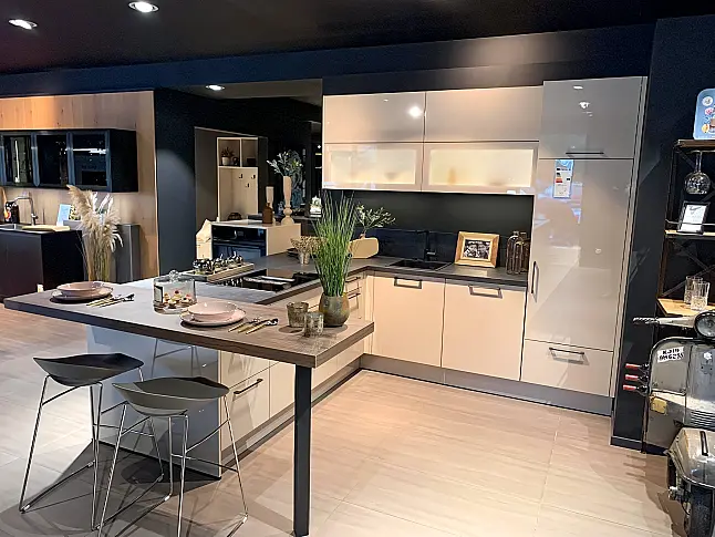 moderne Küche in T-Form mit Theke, schwarzem Siemens Backofen und Muldenlüfter aus satiniertem Glas