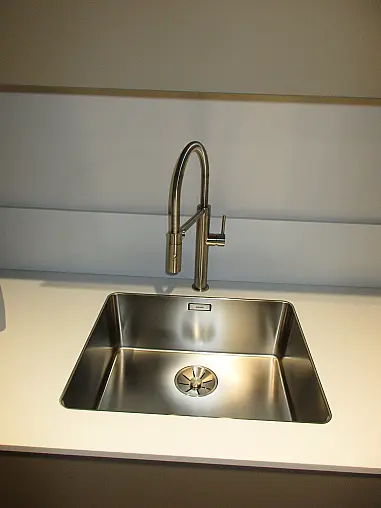 Designküche modern mit Fronten in Saharabeige samtmatt Küche mit Kochinsel und Top Ausstattung