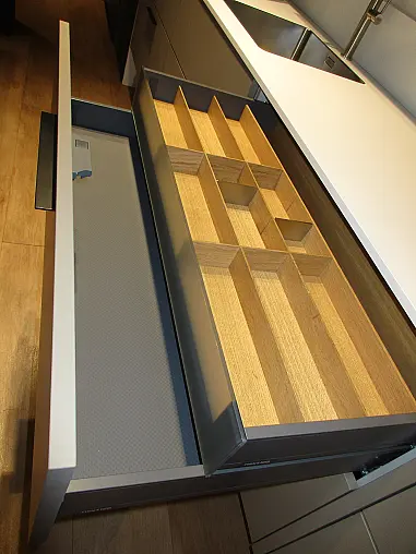 Designküche modern mit Fronten in Saharabeige samtmatt Küche mit Kochinsel und Top Ausstattung