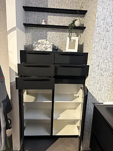 Schwarzes Bad mit viel Stauraum