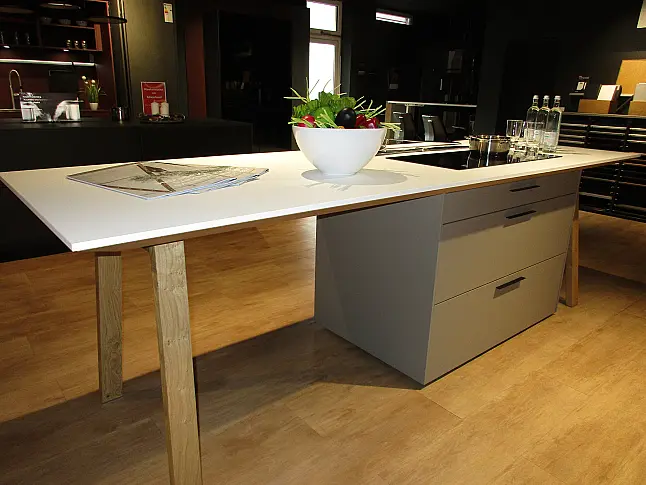 Designküche modern mit Fronten in Saharabeige samtmatt Küche mit Kochinsel und Top Ausstattung