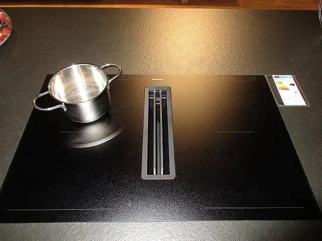 Elegante Küche mit Insel Schwarz Matt modern ausgestattet inkl. Dampfbackofen, Miele Kochfeldabzug und vielen Extras