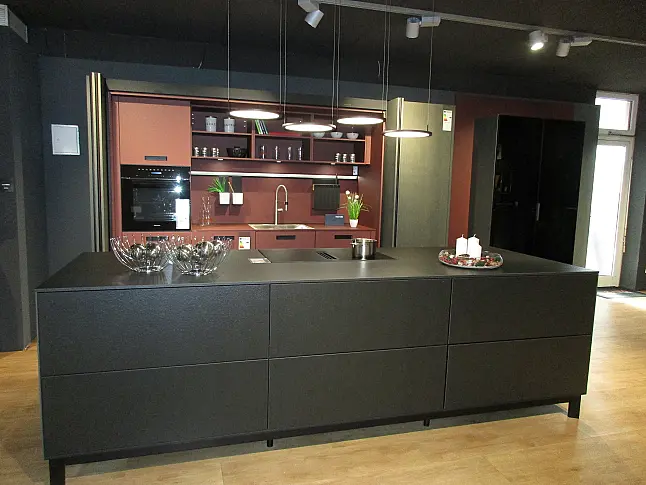 Elegante Küche mit Insel Schwarz Matt modern ausgestattet inkl. Dampfbackofen, Miele Kochfeldabzug und vielen Extras