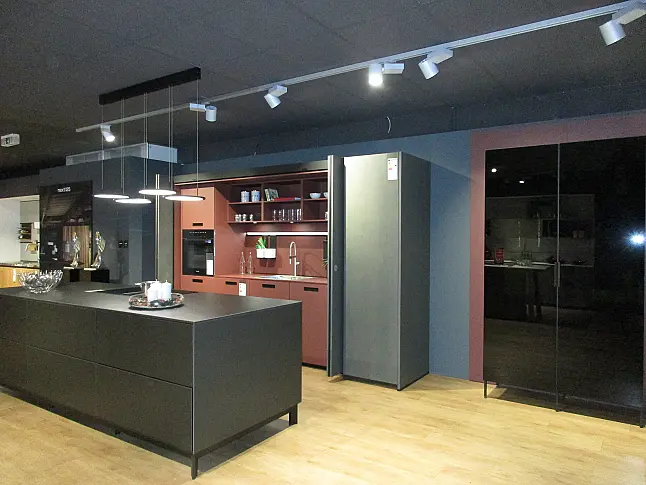 Elegante Küche mit Insel Schwarz Matt modern ausgestattet inkl. Dampfbackofen, Miele Kochfeldabzug und vielen Extras