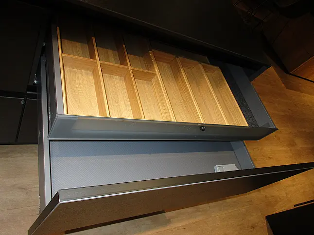 Elegante Küche mit Insel Schwarz Matt modern ausgestattet inkl. Dampfbackofen, Miele Kochfeldabzug und vielen Extras