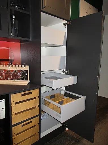 Hausbar mit Unterbau-Weintemperierschrank von Miele