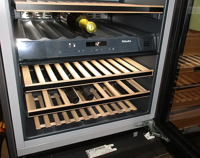 Hausbar mit Unterbau-Weintemperierschrank von Miele