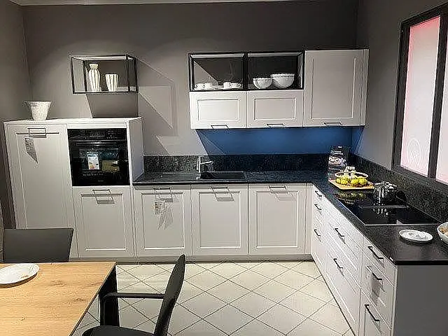 moderne Landhausküche mit Rahmenfront in Echtlack Satin matt in L-Form m. Granitarbeitsplatte