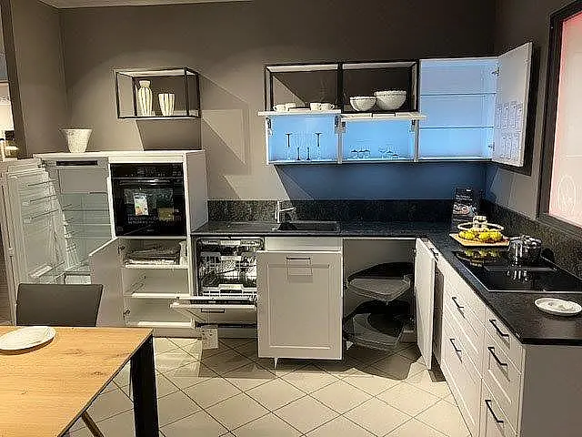 moderne Landhausküche mit Rahmenfront in Echtlack Satin matt in L-Form m. Granitarbeitsplatte