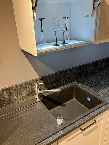 moderne Landhausküche mit Rahmenfront in Echtlack Satin matt in L-Form m. Granitarbeitsplatte
